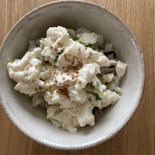 塩昆布ごはんで豆苗豆腐丼